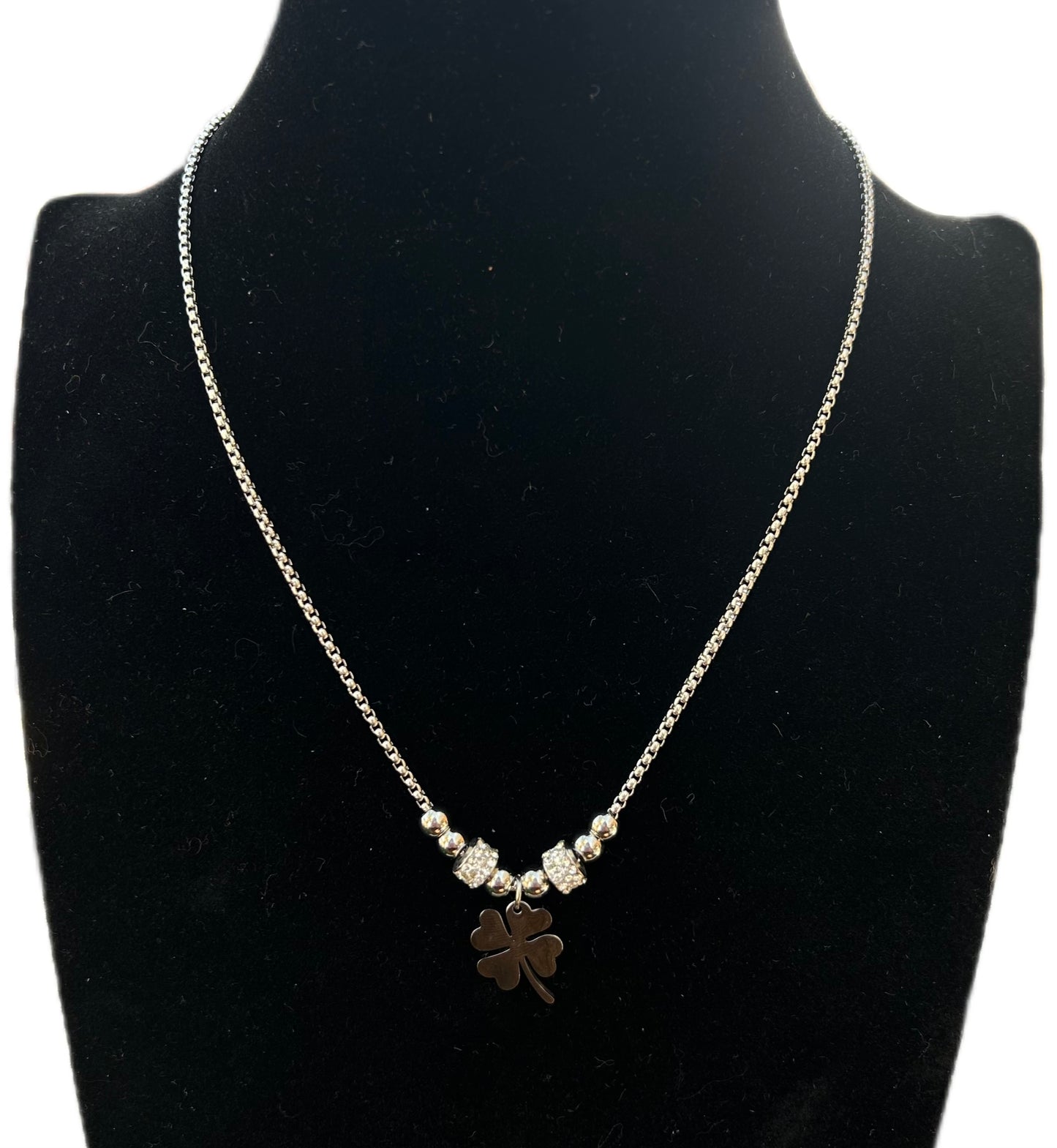 Collana con quadrifoglio e strass in acciaio