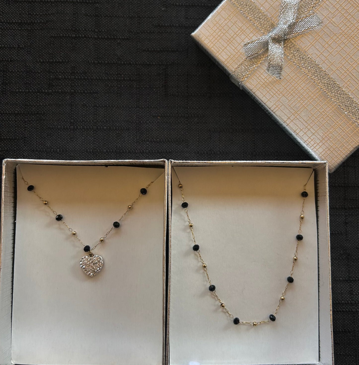 Set bracciale con cuore in strass + collana con catena a palline oro e perline nere in acciaio