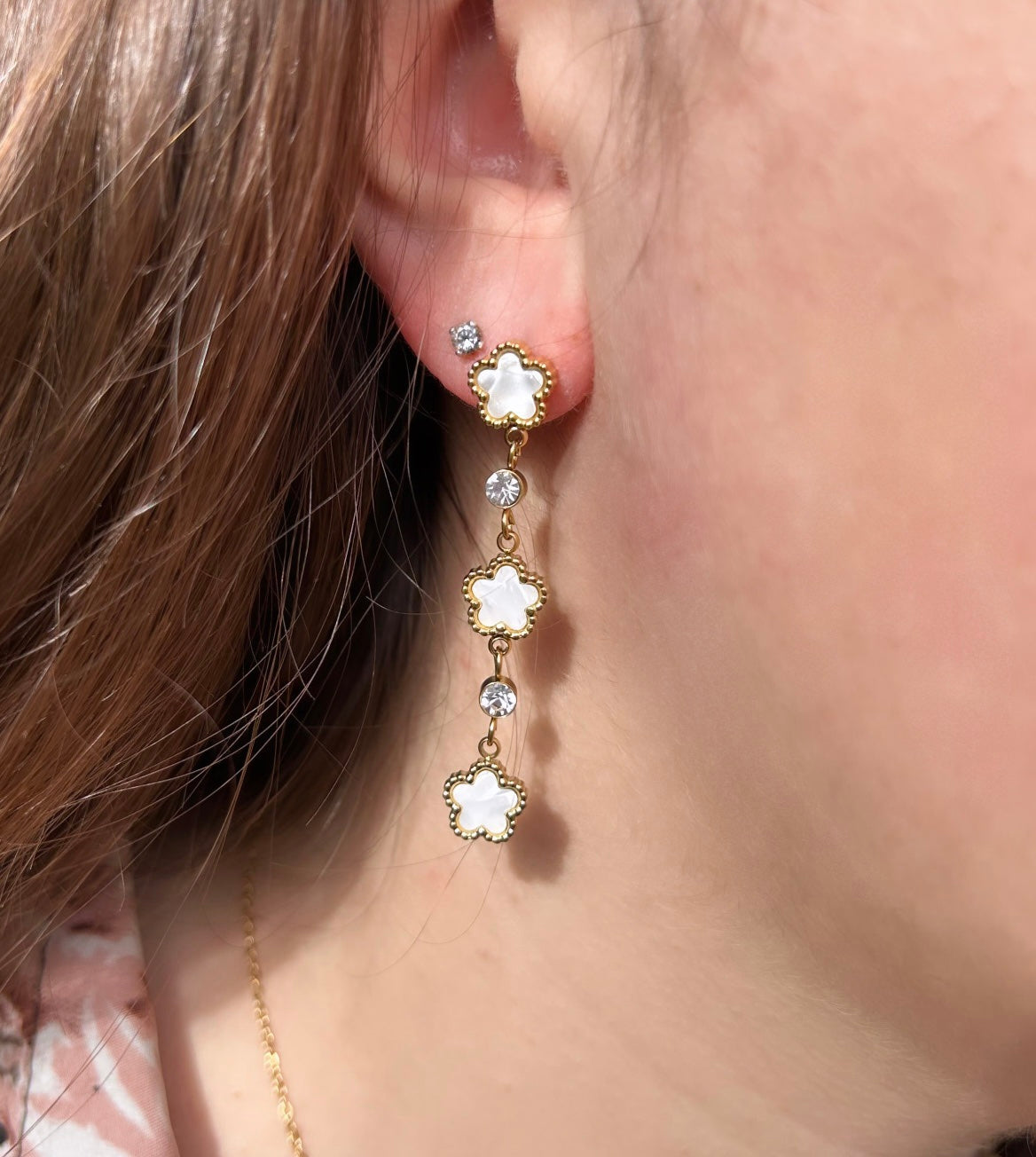 Orecchini tre fiori pendenti in acciaio