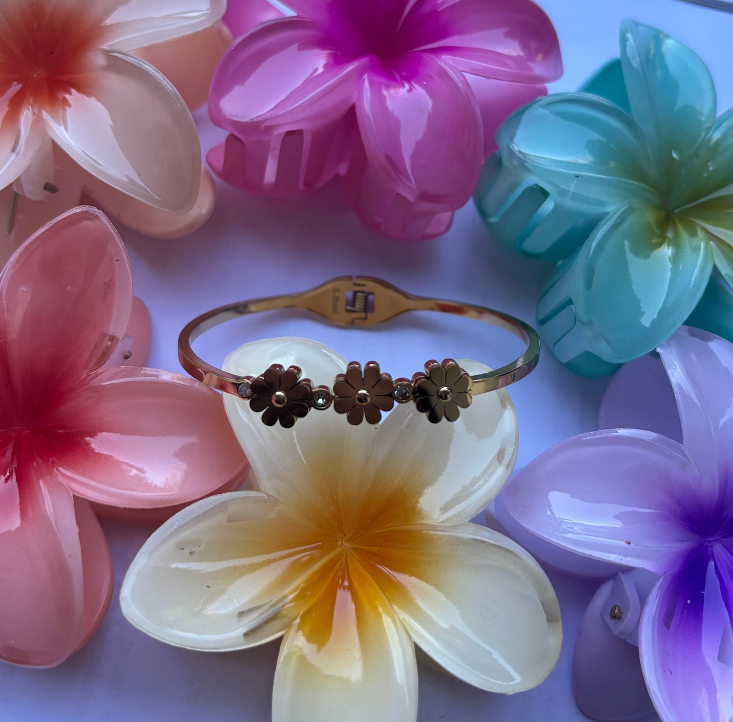 Bracciale fiorellini rigido in acciaio color oro