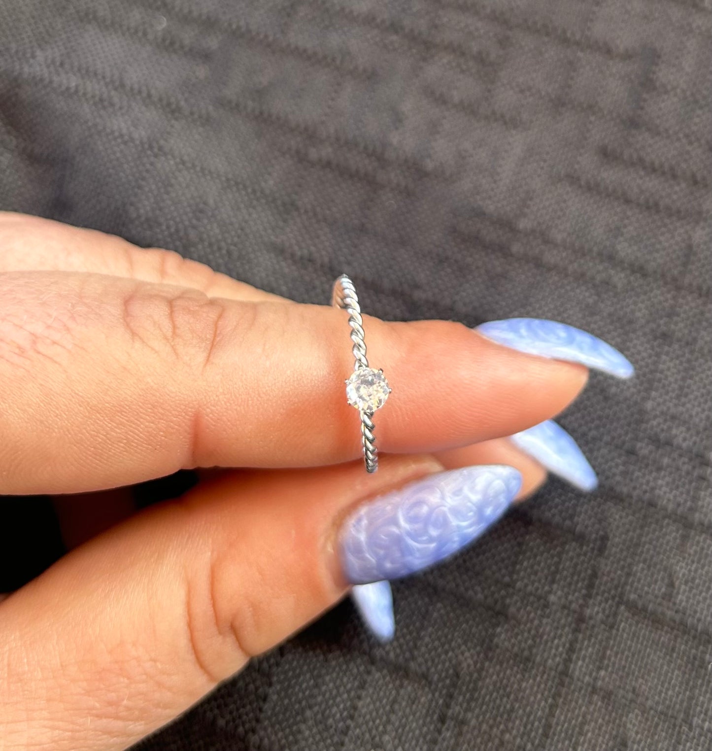 Anello con diamantino in acciaio regolabile