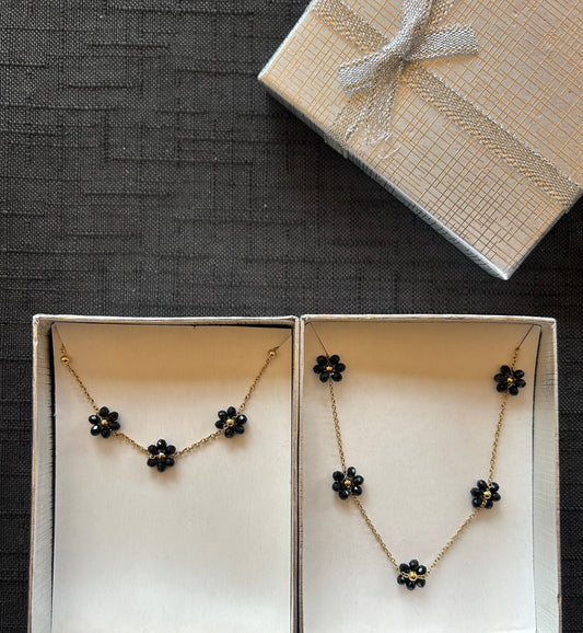 Set collana + bracciale con fiorellini neri in acciaio