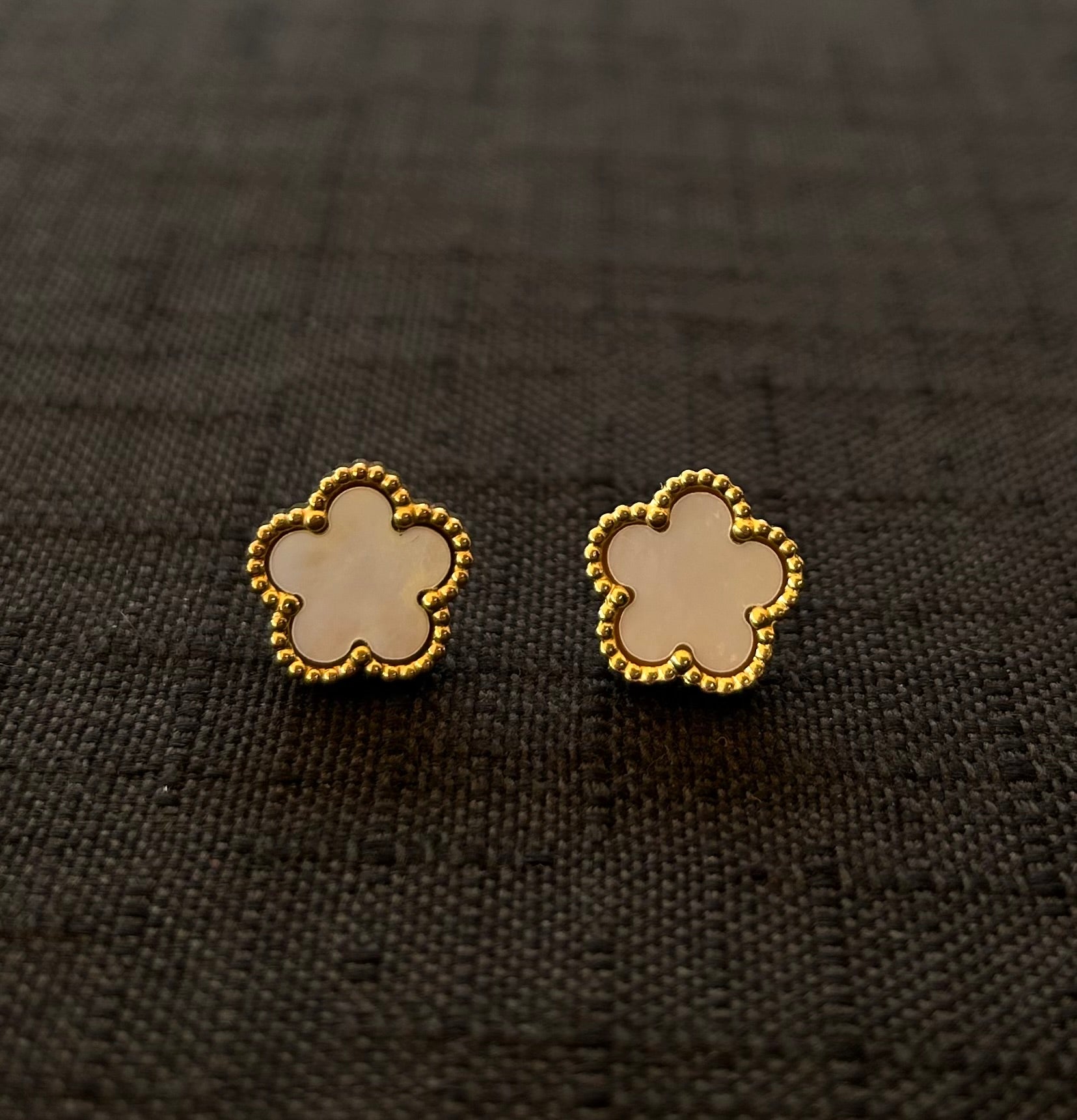 COOLSTEELANDBEYOND - 2 Orecchini A Lobo Donna In Acciaio Inox Satinato - Forma Stella Fiore, 8.2mm, In Contenitore Regalo